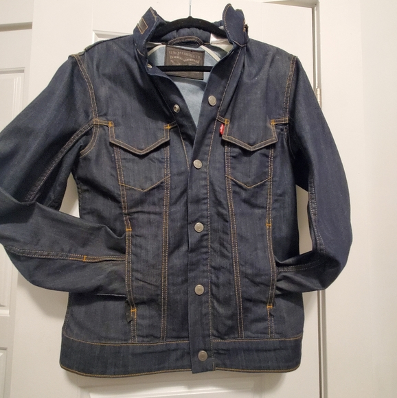 Levi Commuter Pro with hidden hood - Picture 1 of 3